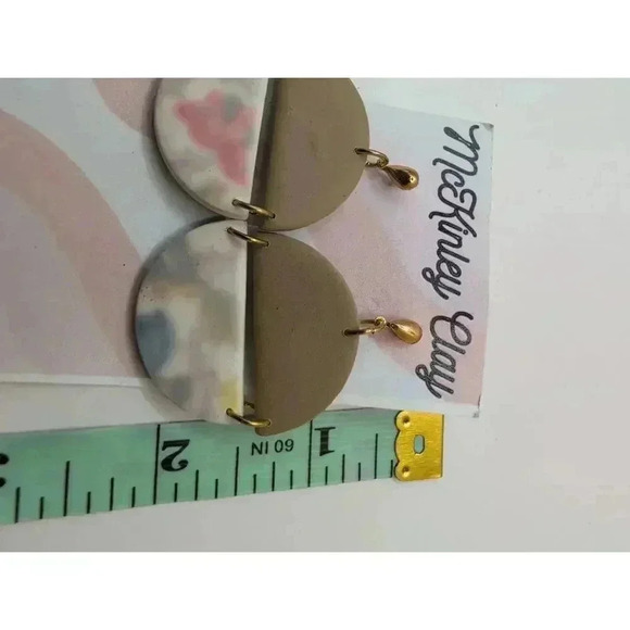 NWT McKinley Clay Gray Round Floral Pattern Dangle Earrings - Picture 3 of 3